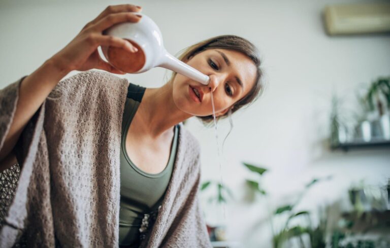 Como Fazer Lavagem Nasal do Jeito Certo? Técnica para Adultos e Crianças