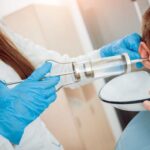 Lavagem de ouvido: quando fazer e como é realizada por otorrino em Brusque