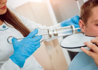 Lavagem de ouvido: quando fazer e como é realizada por otorrino em Brusque